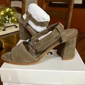 Never Worn!! Suede Ash Gray Able heel
